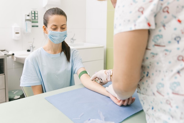 Middelsectie van arts die patiënt vaccineert
