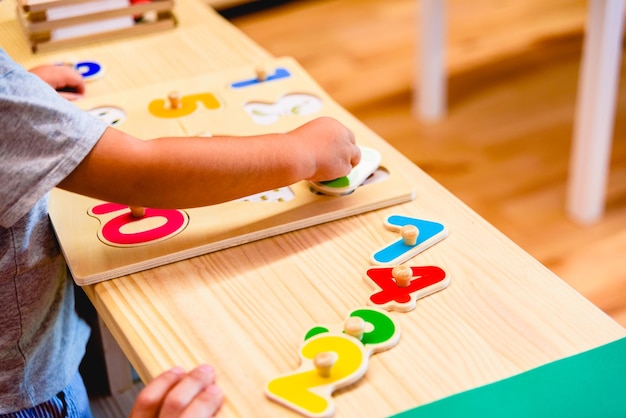 Foto middelsectie van baby meisje dat met speelgoed op tafel speelt