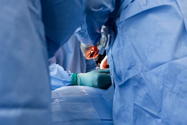Foto middelsectie van chirurgen die opereren
