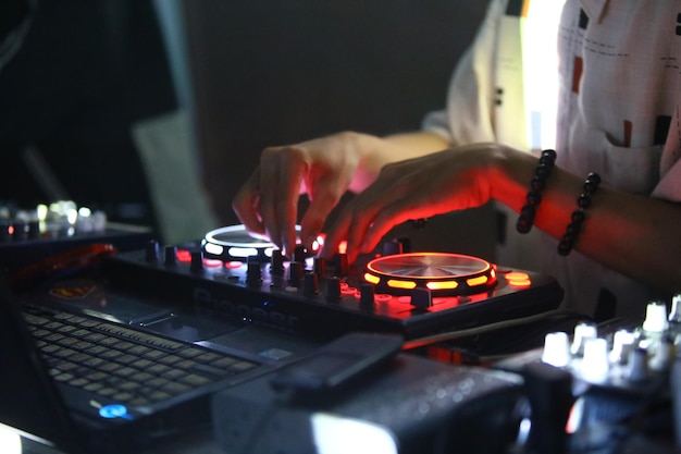 Middelsectie van de dj op het evenement