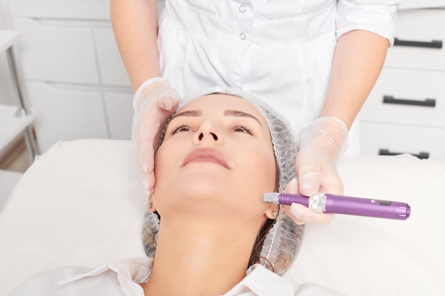 Middelsectie van een arts die massage geeft