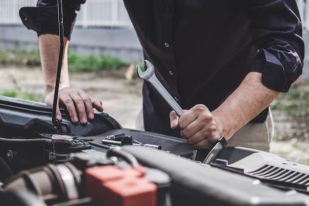 Middelsectie van een herstellende auto