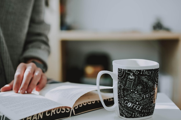 Middelsectie van een koffiekop op tafel