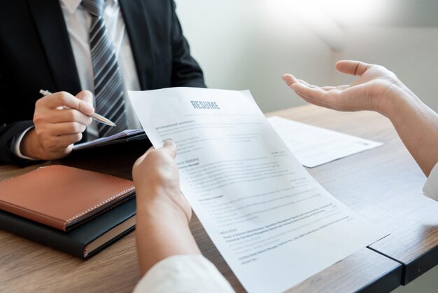 Middelsectie van een man die een boek op tafel leest