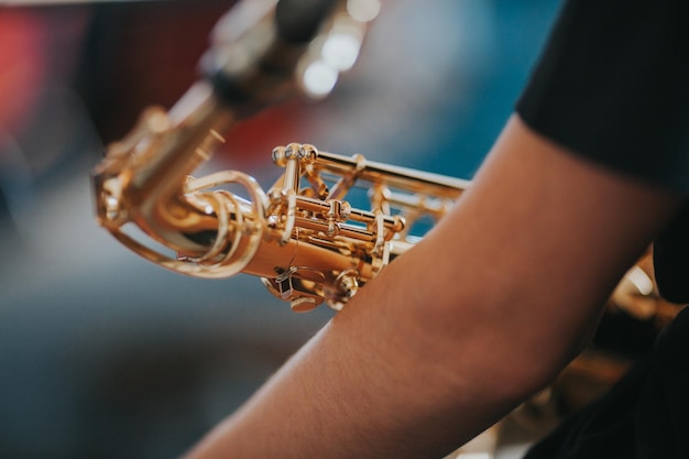 Middelsectie van een man die saxofoon speelt
