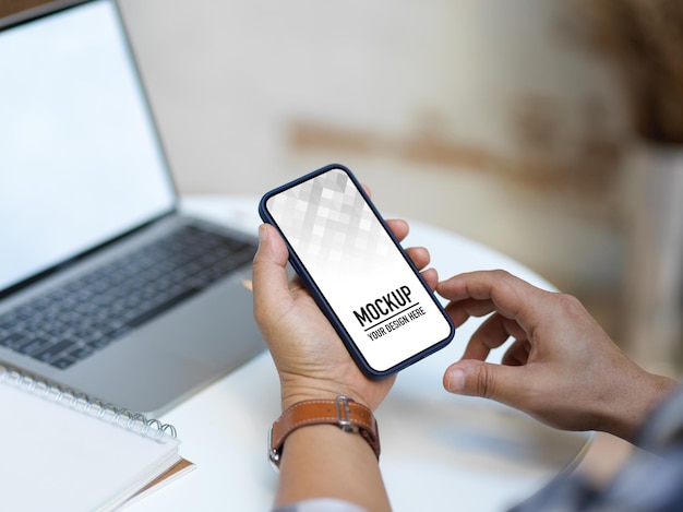 Middelsectie van een persoon die een mobiele telefoon gebruikt