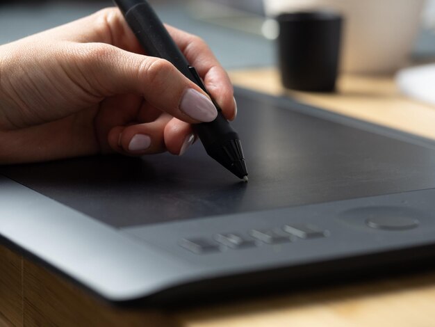 Foto middelsectie van een persoon die een smartphone op tafel gebruikt