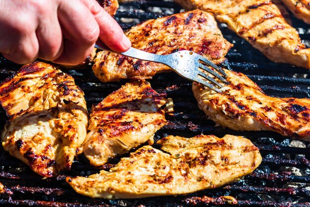 Foto middelsectie van een persoon die voedsel bereidt op een barbecue grill