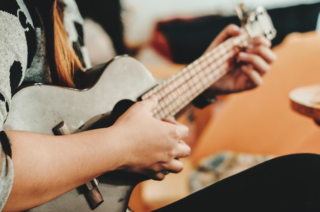 Middelsectie van een vrouw die gitaar speelt