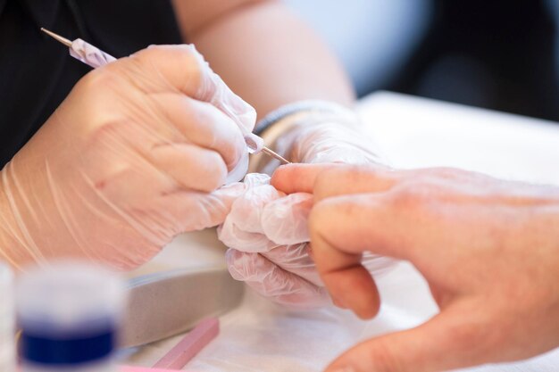 Middelsectie van een vrouw die handen vasthoudt