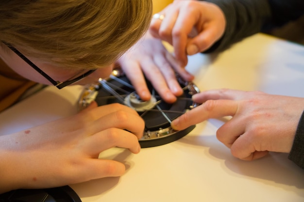 Middelsectie van een vrouw die handen vasthoudt