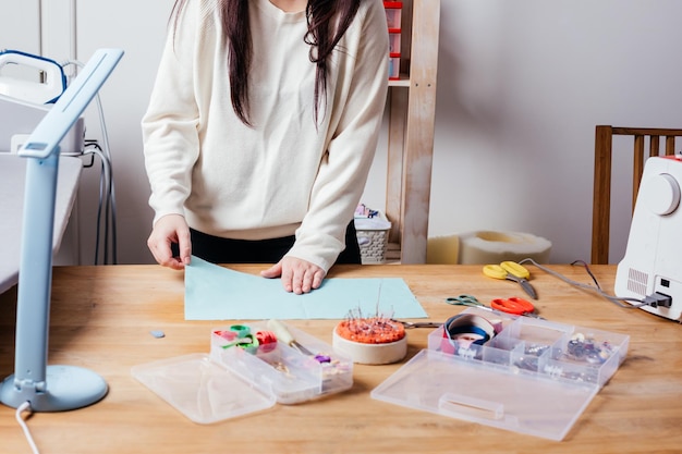 Foto middelsectie van een vrouw die thuis op tafel staat