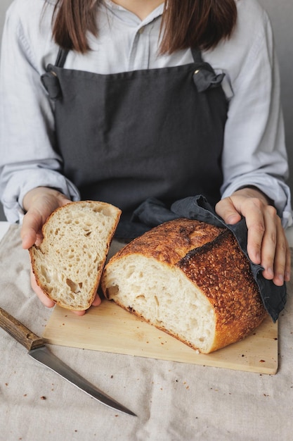 Middelsectie van een vrouw die voedsel eet
