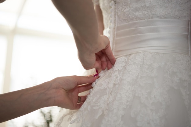 Middelsectie van een vrouw in bruidsjurk