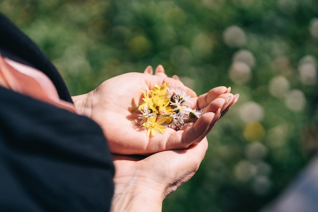 Middelsectie van een vrouw met bloemen