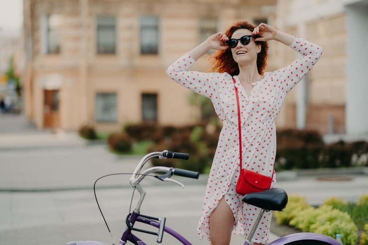 Foto middelsectie van een vrouw met een fiets
