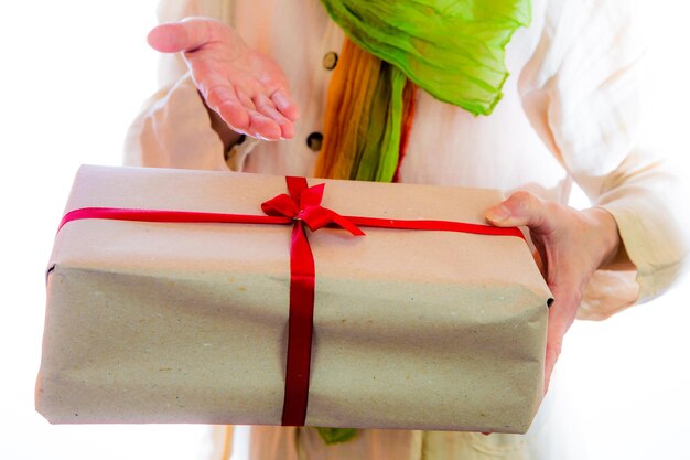Foto middelsectie van een vrouw met een geschenk tegen een witte achtergrond