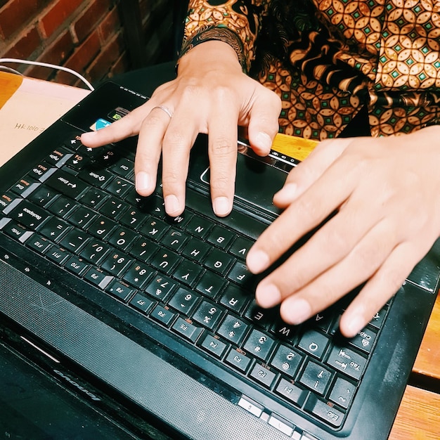 Foto middelsectie van een vrouw met een laptop