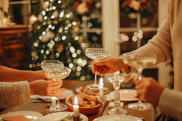 Foto middelsectie van een vrouw met een verlichte kerstboom