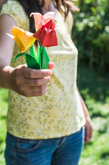 Foto middelsectie van een vrouw met papieren bloemen