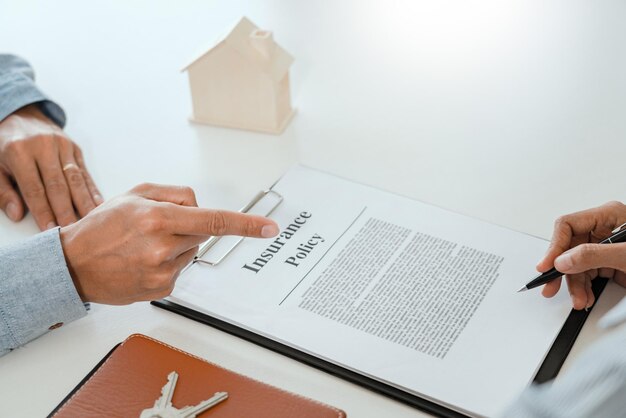 Foto middelsectie van makelaar en klant op tafel