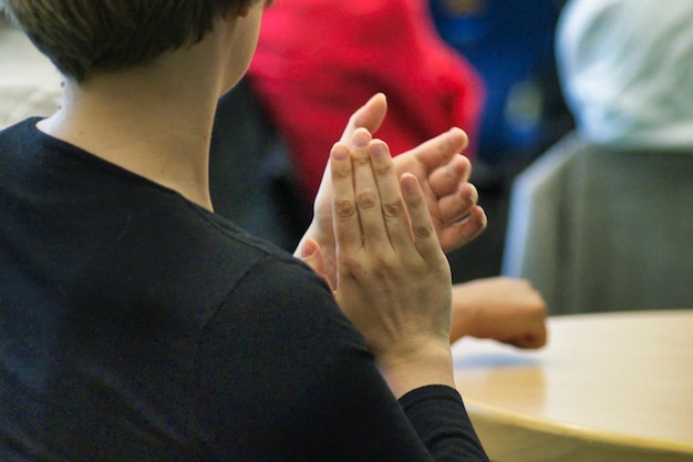 Middelsectie van man en vrouw die handen applaudisseren