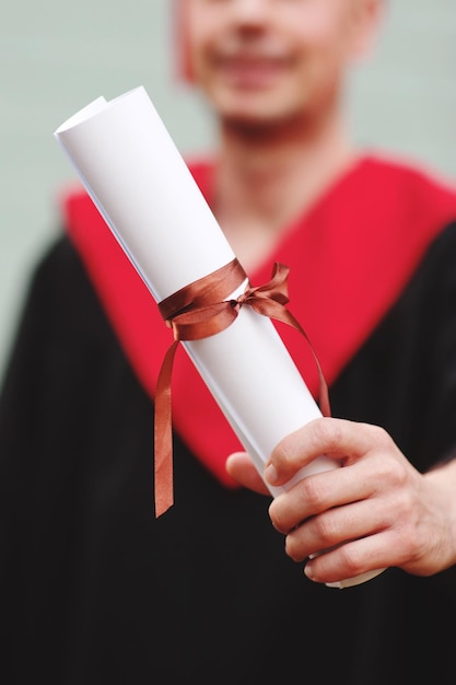 Foto middelsectie van mannelijke universiteitsstudenten met een diploma