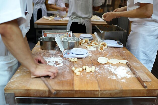 Foto middelsectie van mensen die in de keuken werken in een restaurant