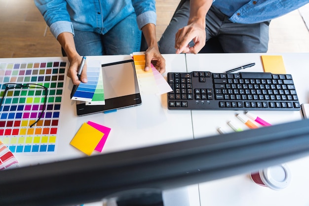 Foto middelsectie van ontwerpprofessionals die aan tafel werken