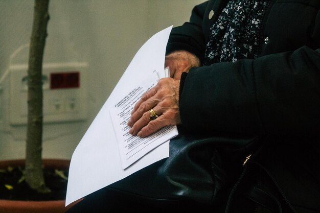 Foto middelsectie van oudere vrouw met documenten