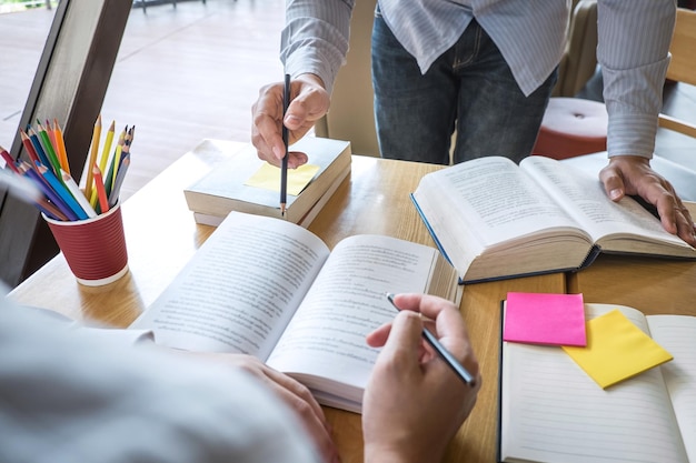 Middelsectie van studenten die aan tafel studeren