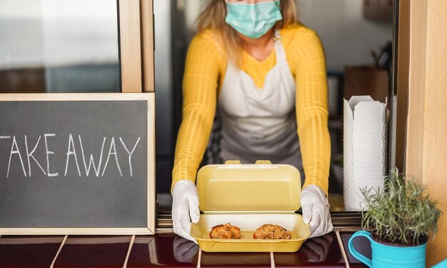 Foto middelsectie van vrouw die hout serveert