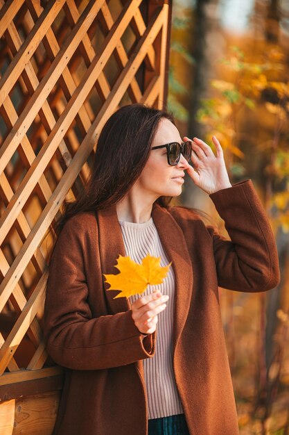 Foto middelsectie van vrouw met ijsje buiten