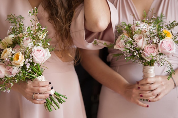 Middelsectie van vrouwen met boeketten.