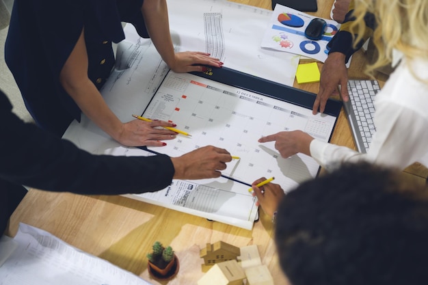 Foto middelsectie van zakelijke collega's die aan tafel werken