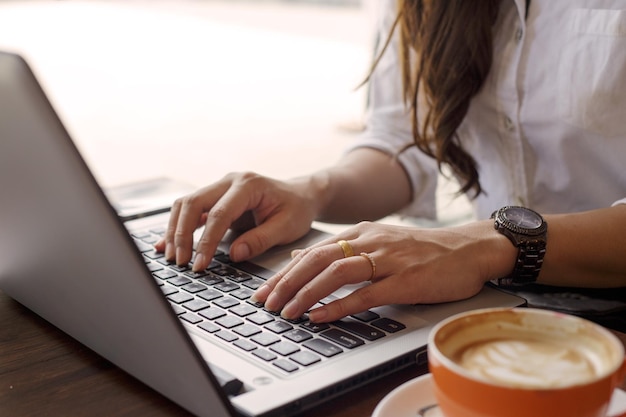 Middelsectie van zakenvrouw die laptop gebruikt op kantoor