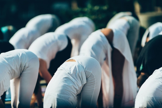 Middelsection van vrouwen die buiten yoga beoefenen