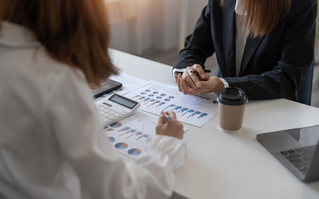 Middelsection van zakencollega's die aan het bureau werken