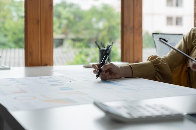 Middelsection van zakencollega's die aan het bureau werken