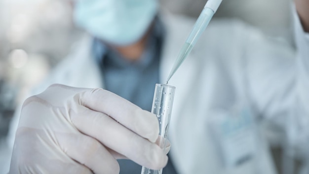 Middelsnede van de dokter die de spuit vasthoudt