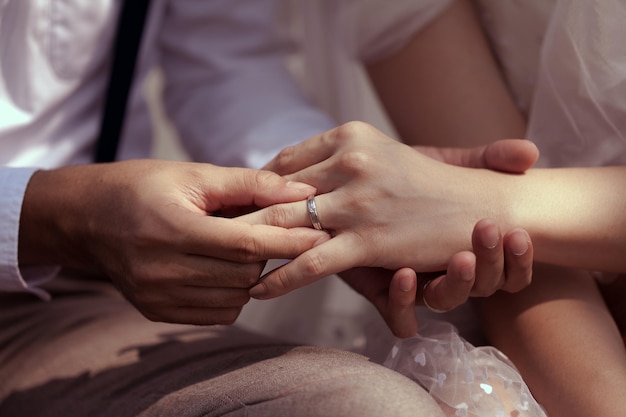 Foto middelsnede van de handen van het echtpaar tijdens de verloving