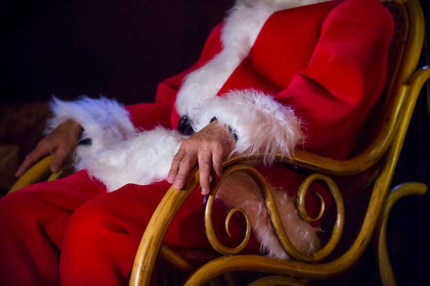 Foto middelsnede van de kerstman die op een stoel zit