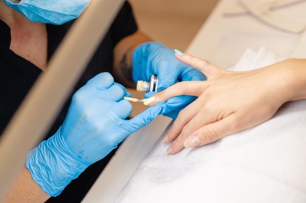 Middelsnede van de werkende persoon