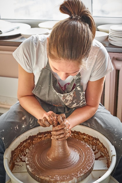 Foto middelsnede van de werkende vrouw