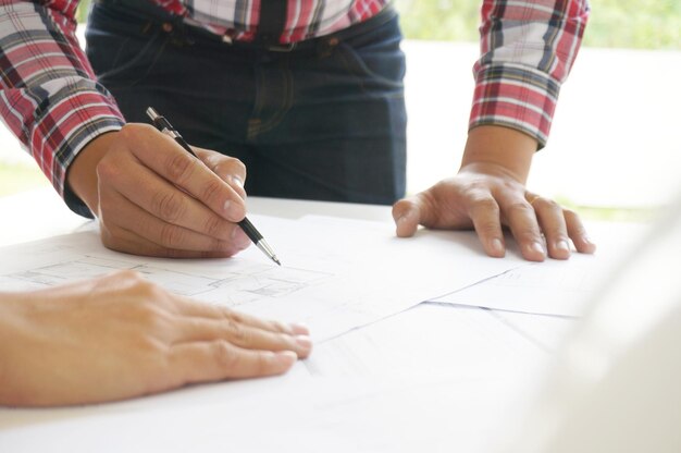 Foto middelsnede van een architectische tekening op een blauwdruk op kantoor