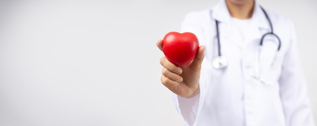 Foto middelsnede van een arts met een hartvorm op een witte achtergrond