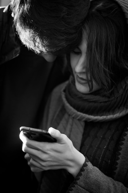 Foto middelsnede van een echtpaar met behulp van een mobiele telefoon