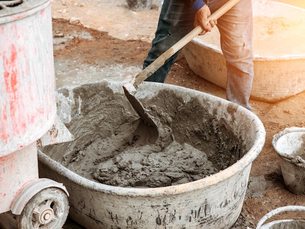 Foto middelsnede van een handwerker op een bouwplaats