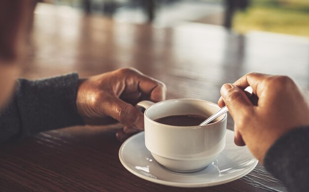 Foto middelsnede van een koffiekop op tafel