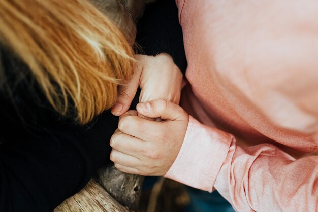 Foto middelsnede van een koppel dat handen vasthoudt